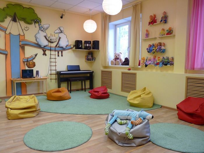 Бескаркасная мебель в игровой комнате детского сада
