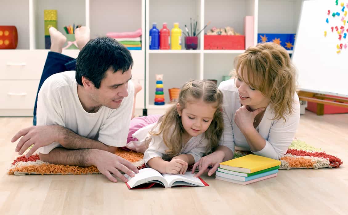 Чтение вслух помогает ребенку развивать слух и вселяет в него уверреность