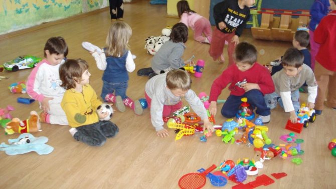 дети играют на полу