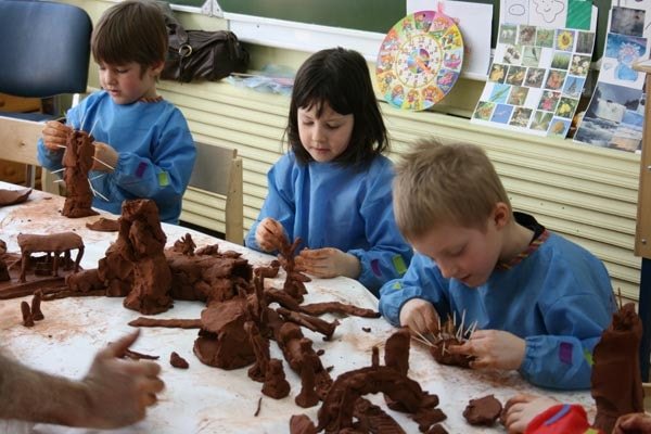 Children sculpt