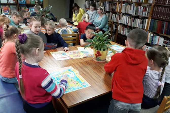 Children drawing in the library