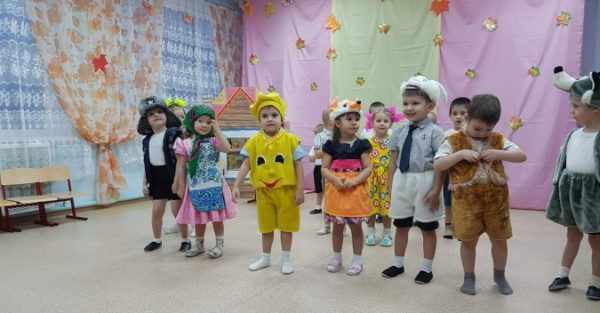Children dressed as Kolobok characters