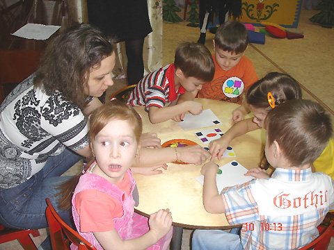 Children complete the tasks of the Queen of Mathematics