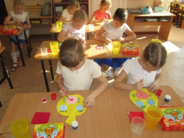Preschoolers painted pink and blue spots - the basis for flowers