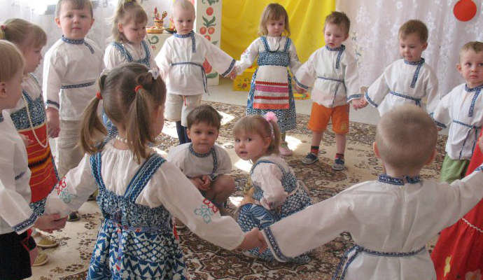 round dance in kindergarten