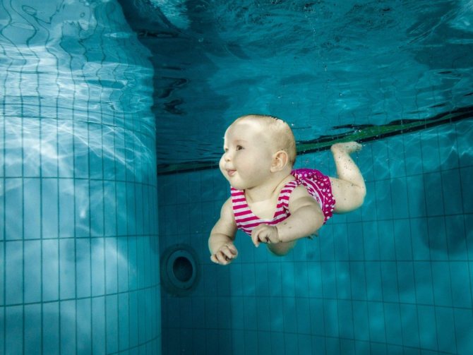 как научить ребенка плавать в бассейне
