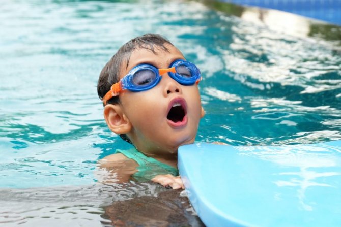 как научиться плавать детям