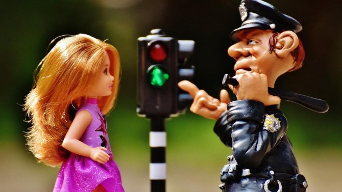 кукла-девочка, кукла-полицейский и светофор