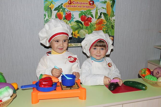 Kids play chefs