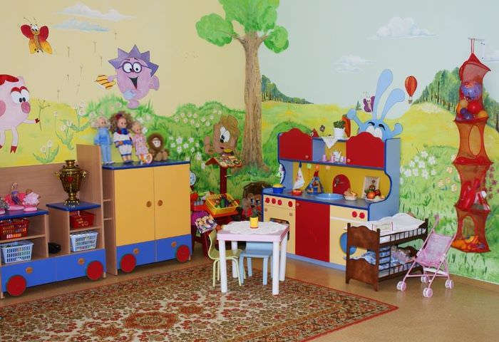 Decorating the walls of a kindergarten with cartoon drawings