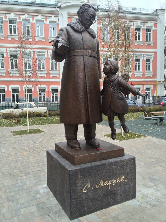 Monument to Marshak in Voronezh