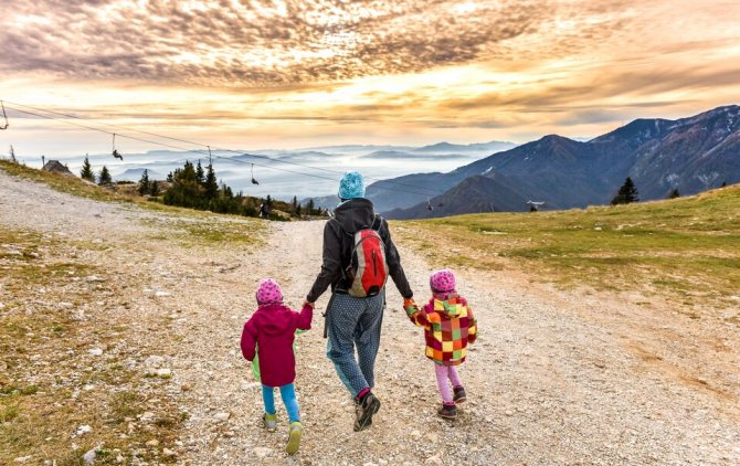 Hiking with a small child: how to organize