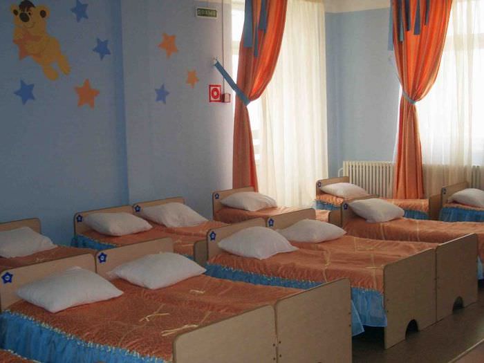Приглушенное освещение спальни в детском садике