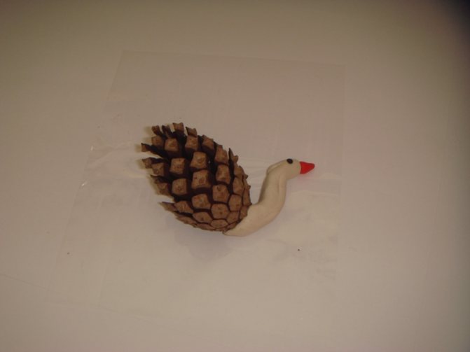 Birds made from pine cones: children&#39;s crafts made from natural materials