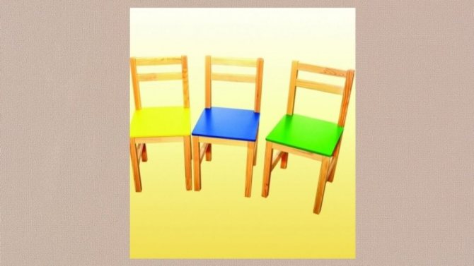 Разноцветные стулья