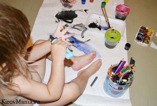 Ребенок в 2 года рисует