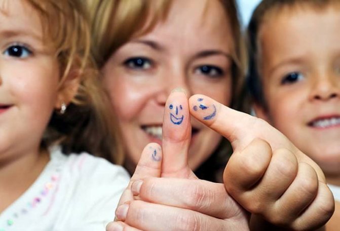 Smileys on children&#39;s fingers