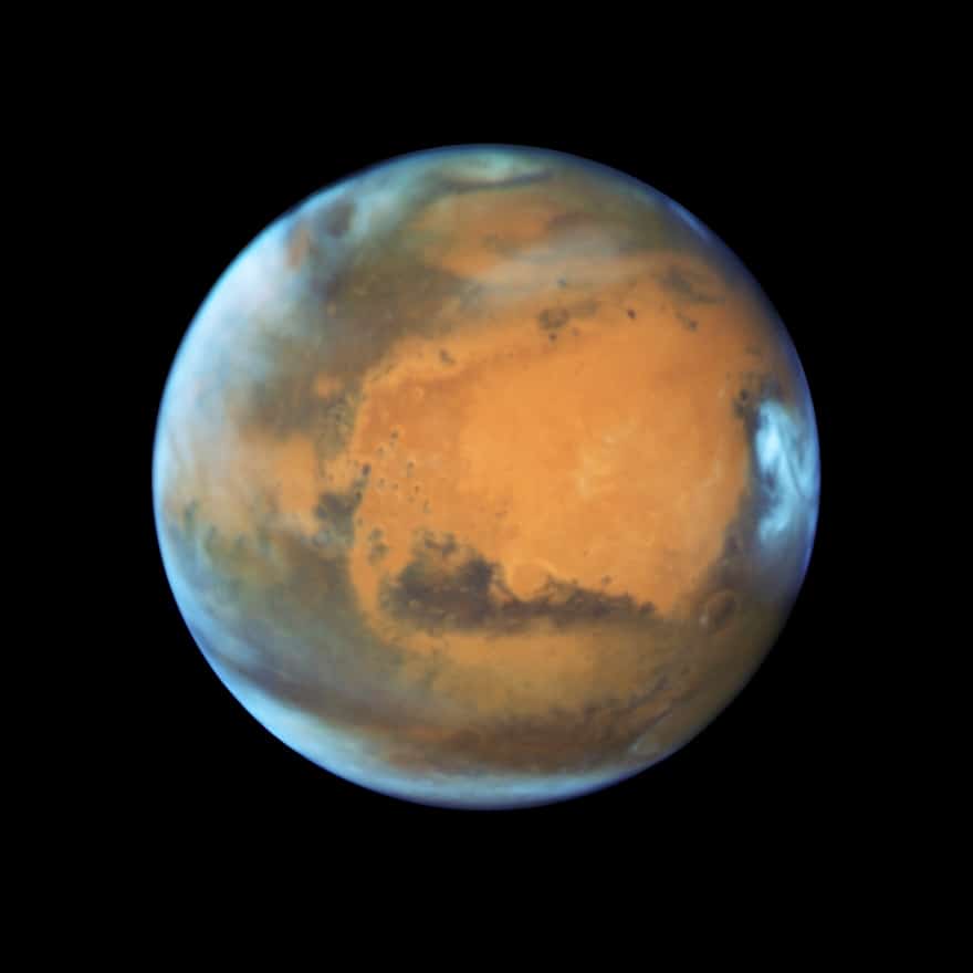 Снимок сделан 26 августа 2003 года космическим телескопом Хаббл. Тогда Красная планета расположилась в 34.7 миллионах миль от нашей планеты. Фото сделано за 11 часов до того, как Марс приблизился ближе всего за последние 60000 лет.