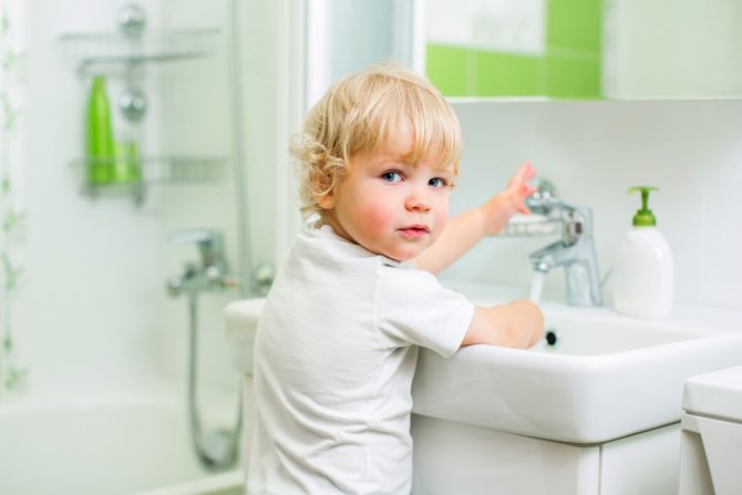 Teaching a child to wash his hands independently